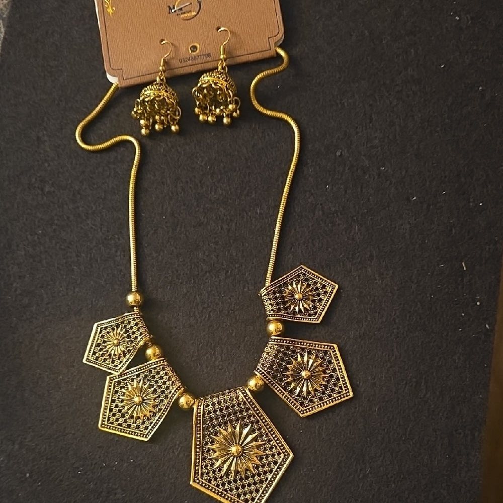 Elegant Gold Necklace and Earring Set